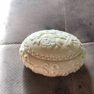 Lenox trinket holder Cream color with roses on top. Music box no longer works.
